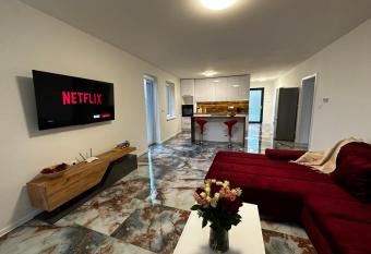 GRAND HYATT APPARTMENTS has rooms with a private hot tub