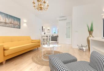 Calafati Apartment with free private parking has rooms with a private hot tub