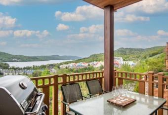 Altitude 170-5/ Stunning Views, Excellent Location has Balcony rooms