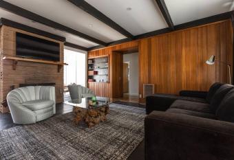 Stunning Home by JTNP/Cowboy Pool/Walk to Bars allows 18 year olds to book a room