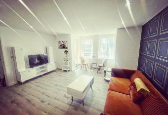 The Chic Nexus Apartment 2023 New-Build has Balcony rooms