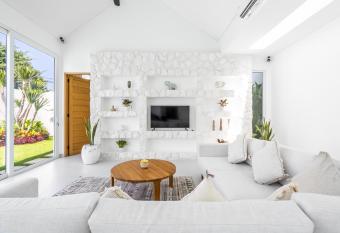 CASA BLANCA has Balcony rooms