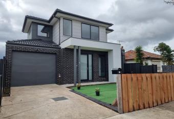 Rosie Townhouse - Modern and comfortable home allows 18 year olds to book a room