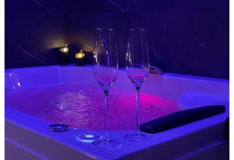 Spa & D  tente - Suite Priv  e - Tours - Netflix allows 18 year olds to book a room