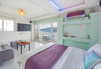 Arasol Pension has rooms with a private hot tub