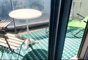 Studio meubl   vue tour Eiffel proche paris JO 2024 has Balcony rooms