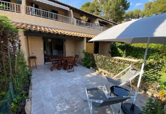 Magnifique havre de paix    2 min de la plage has Balcony rooms