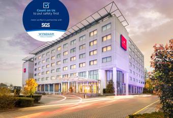 Ramada by Wyndham Amsterdam Airport Schiphol has Balcony rooms