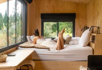 L Atelier Tiny House Provence allows 18 year olds to book a room