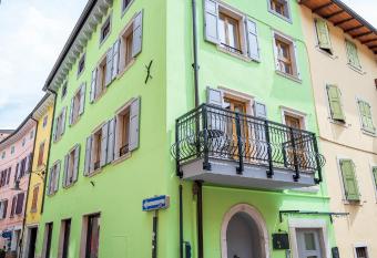 La Fontanella has Balcony rooms