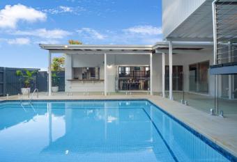 Central 5BR +4Bath with pool and sea views has Balcony rooms