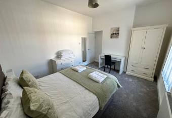 4 bed house off Norton village has Balcony rooms