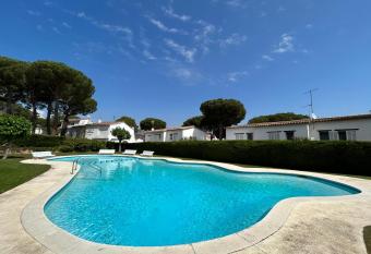 Casa con Jard  n y Piscina Comunitaria allows 18 year olds to book a room