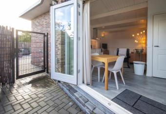 Guesthouse Opportunity has Balcony rooms