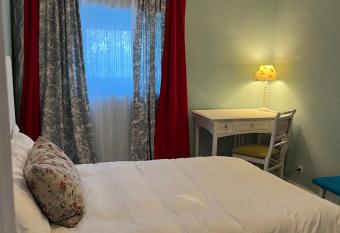 Casa R  stica allows 18 year olds to book a room