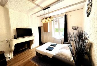 Nancy Studio en plein coeur de la vieille ville allows 18 year olds to book a room