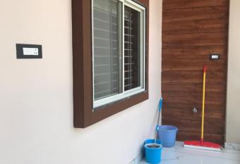 HOME STAY,MAHAKALESHWAR TEMPLE has Balcony rooms