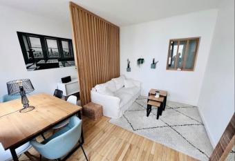 Tour Bretagne Hyper-Centre & Parking allows 18 year olds to book a room