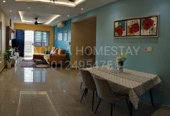 Aqilla Homestay has Balcony rooms