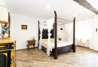 Margot Family has Balcony rooms