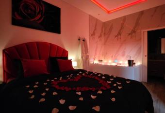 Suite romantique spa/sauna en Avignon allows 18 year olds to book a room
