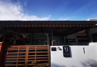 T&A JENJAROM HOMESTAY has Balcony rooms