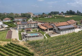 Antica Dimora Dosio allows 18 year olds to book a room