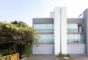 Lux Modern Loft Superb Location allows 18 year olds to book a room