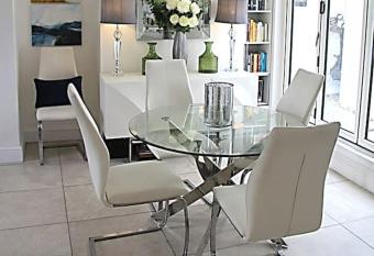 Sommersway Cottage has Balcony rooms