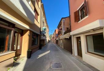 CITY CENTRE has Balcony rooms