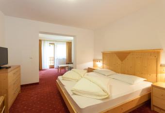 Garni Alpenspitz B&B has Balcony rooms