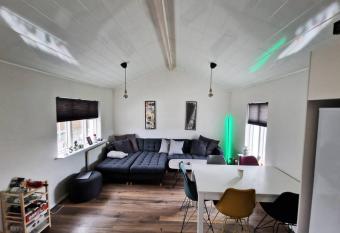 Beautiful house in heart of HFJ allows 18 year olds to book a room