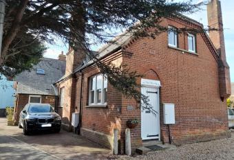 2 The Old Schoolhouse: En-suite, hot tub, parking, pets has Balcony rooms