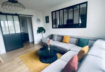 F3    20 min de Paris allows 18 year olds to book a room