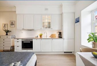 Ditt private hotellrom allows 18 year olds to book a room