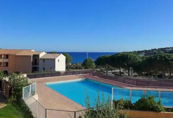 Appartements avec piscine, tennis nature et plage    pied has Balcony rooms