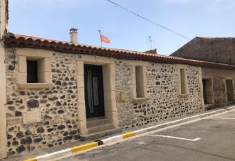 Maison de village avec patio has rooms with a private hot tub