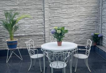 Fancy Yellow Moderne Wohnung mit Gro  er Terrasse has Balcony rooms