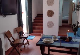 Villa Jard  n Muisca allows 18 year olds to book a room