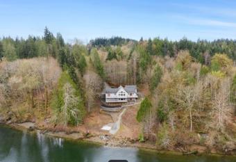 Shelton Waterfront Fire pit Hot tub Game Beach has rooms with a private hot tub