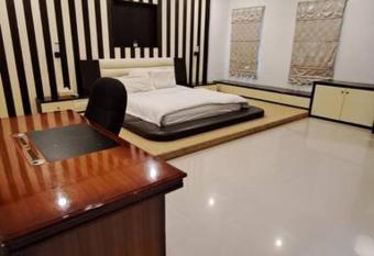 Big Home 4 bedroom Anggrek Mas 1 has rooms with a private hot tub