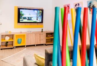 Alezy Spa Resort Luxury Apartments Swimming Pools has rooms with a private hot tub