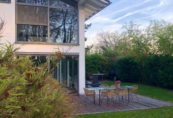 Architekten Villa mit Garten, nah am See allows 18 year olds to book a room