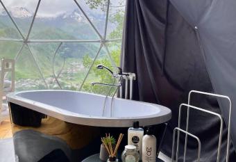 Elia Glamping has rooms with a private hot tub