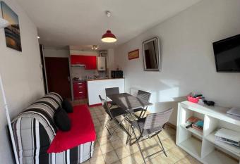 Appartement dans r  sidence calme avec piscine allows 18 year olds to book a room