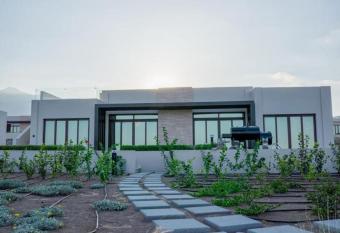 Night Moon Villa JEBEL SIFA ,BF-109 has rooms with a private hot tub