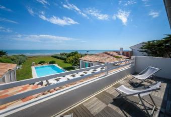 Magnifique villa construite en U autour d une piscine chauff  e has Balcony rooms