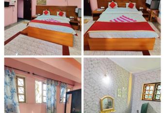 AAKRITIS GUEST HOUSE has Balcony rooms