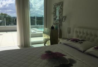 Suite Luxury Seaview allows 18 year olds to book a room