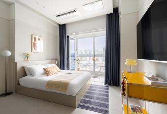 Le collective Siheung Wavepark allows 18 year olds to book a room